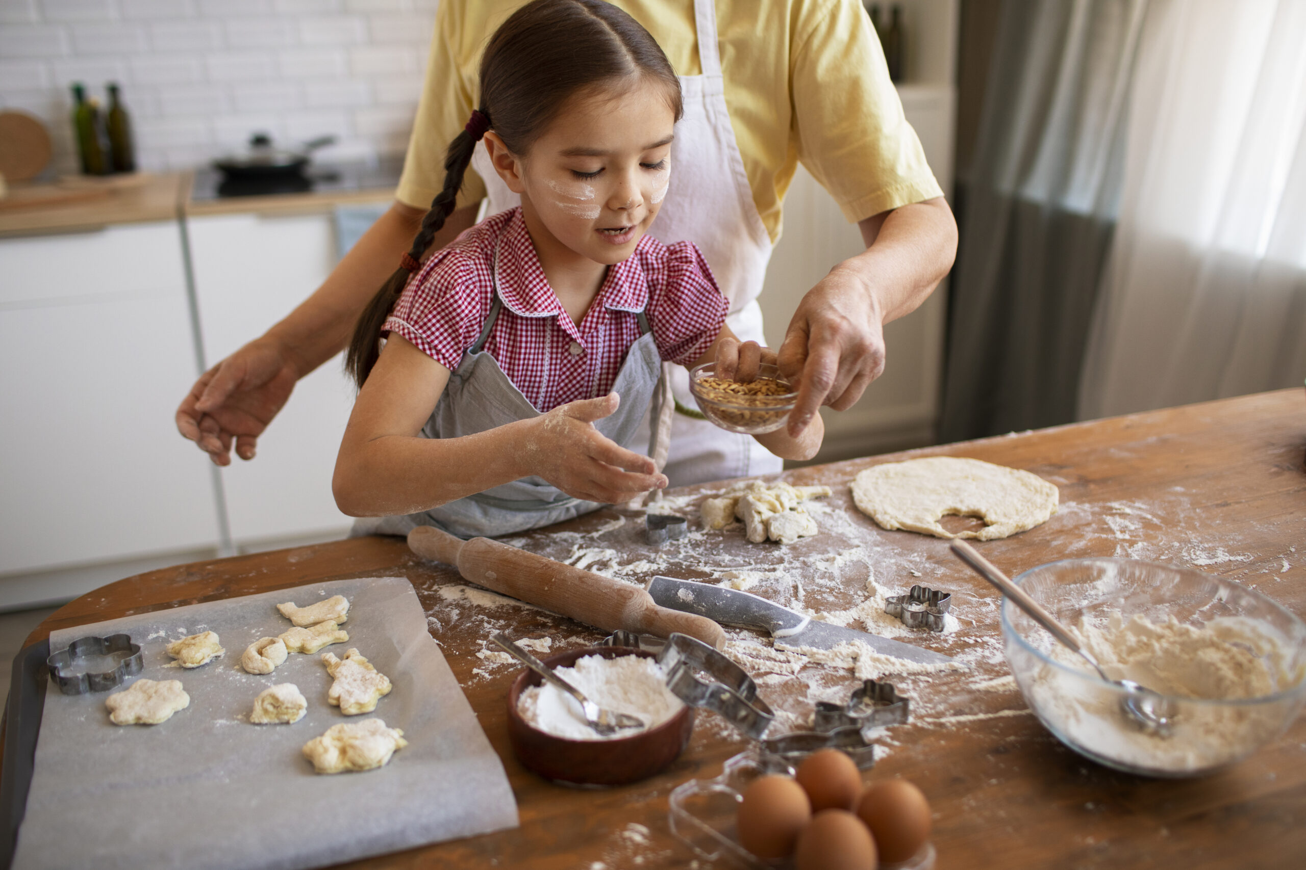 vista-frontale-nonna-e-ragazza-che-cucinano-insieme